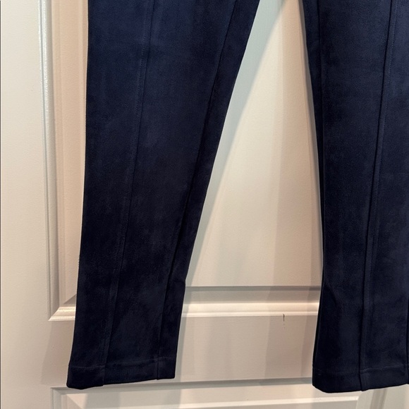 Andrew Marc Women's Mid Rise Lightweight Faux Suede Pull On Pant Navy Size Small - Picture 4 of 8